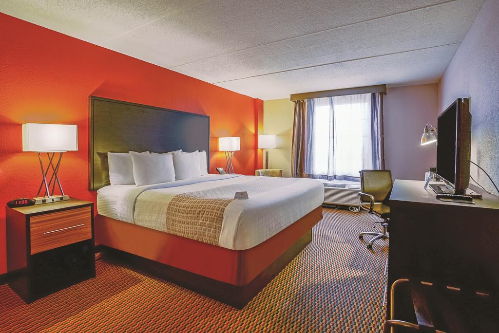 Holiday Inn & Suites Philadelphia-Runnemede/Exit 3-New Jersey Turnpike Екстер'єр фото